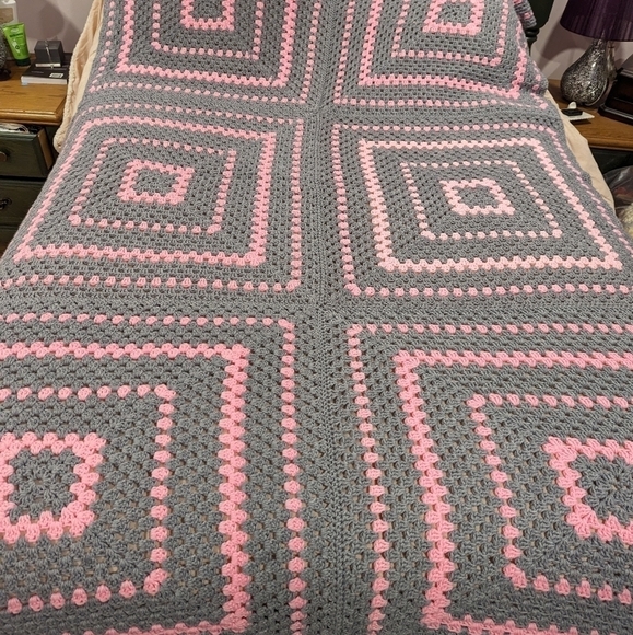 HAND knit grey and pink throw blanket 57”x85” - Picture 1 of 5